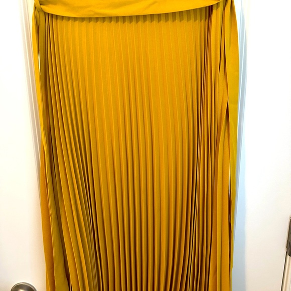 Dress - Picture 3 of 4